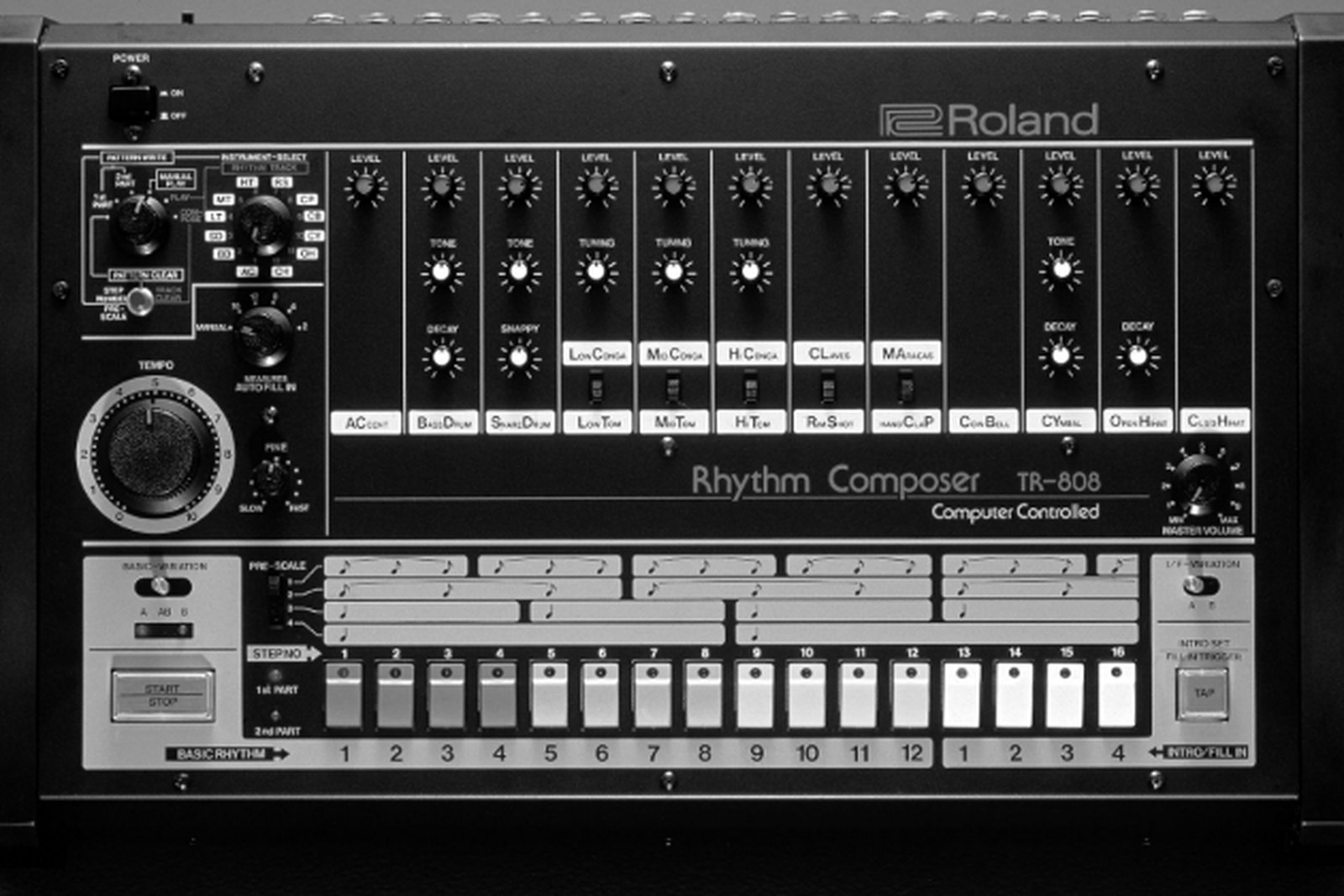 Roland TR-808 Rhythm Composer em vista frontal, com controles e sequenciador de 16 passos.